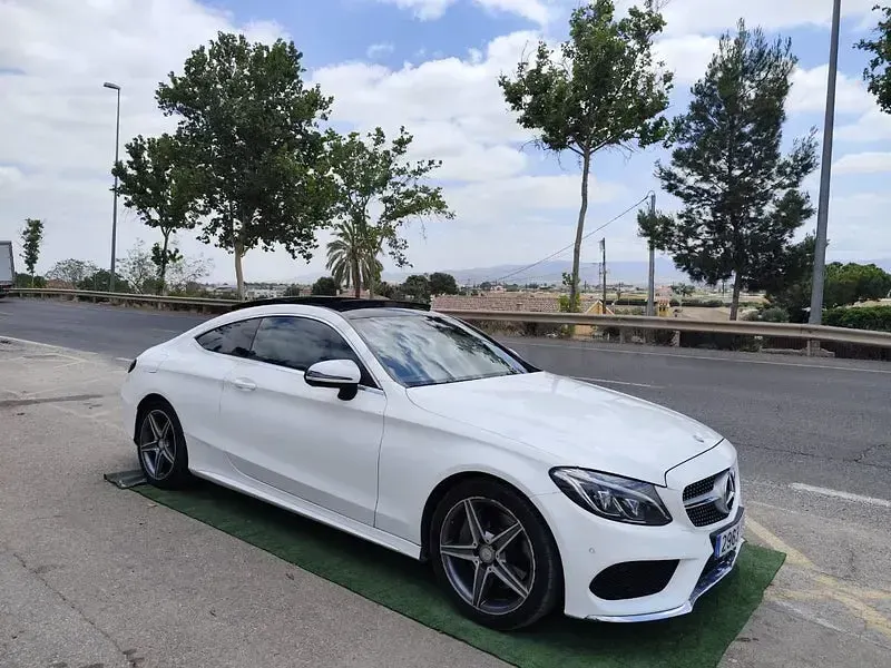Usado Mercedes C250 AMG line 204 CV (150 kW) 2016 Blanco Coupe