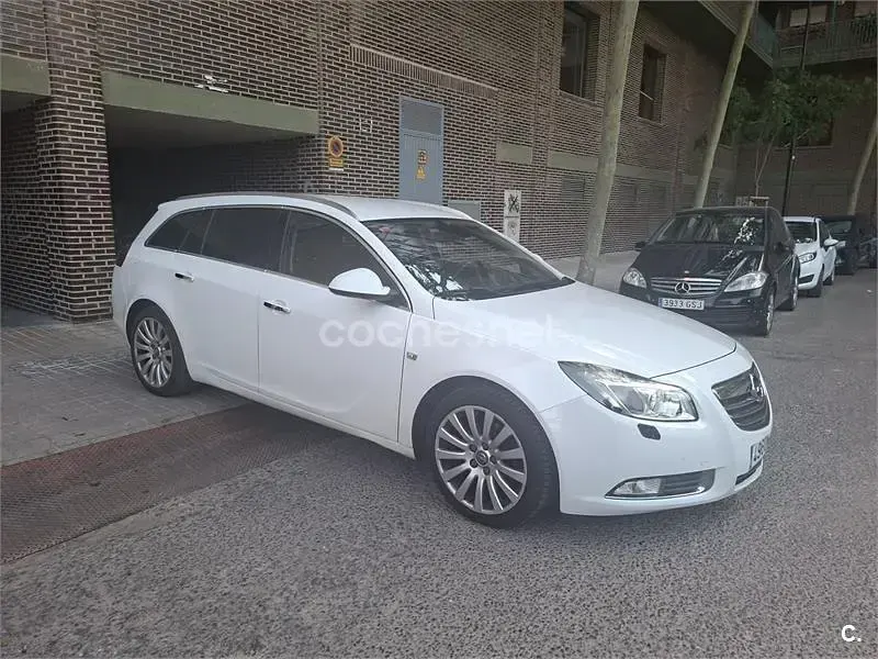 Usado Opel Insignia Cosmo 160 CV (117 kW) 2010 Blanco Familiar