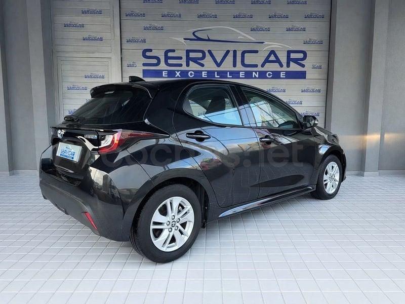 Usado Toyota Yaris Hybrid Active 116 CV (85 kW) 2022 Negro Berlina