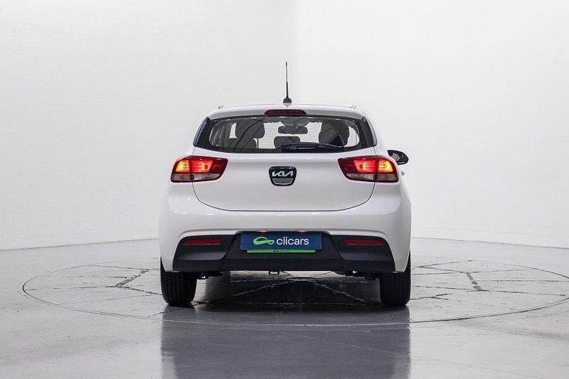 Usado Kia Rio 100 CV (73 kW) 2022 Blanco Berlina