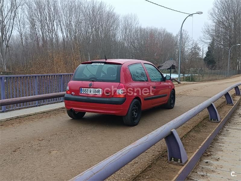 Usado Renault Clio II Extreme 110 CV (80 kW) 2005 Rojo Berlina
