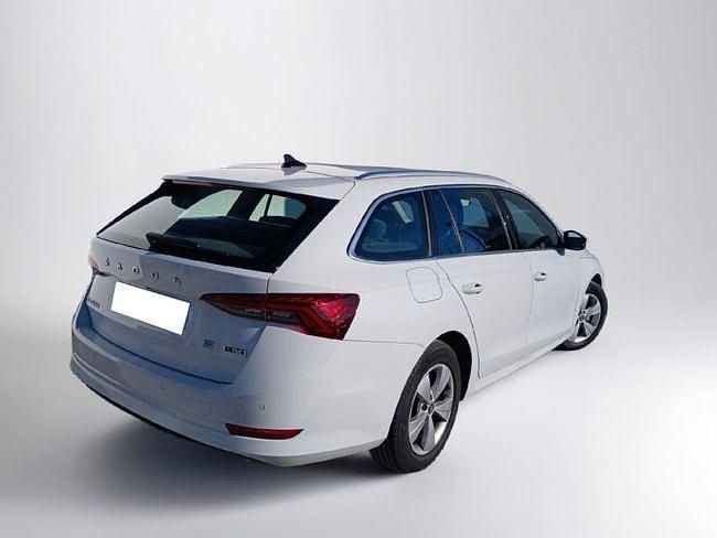 Usado Skoda Octavia 110 CV (80 kW) 2021 Blanco Familiar