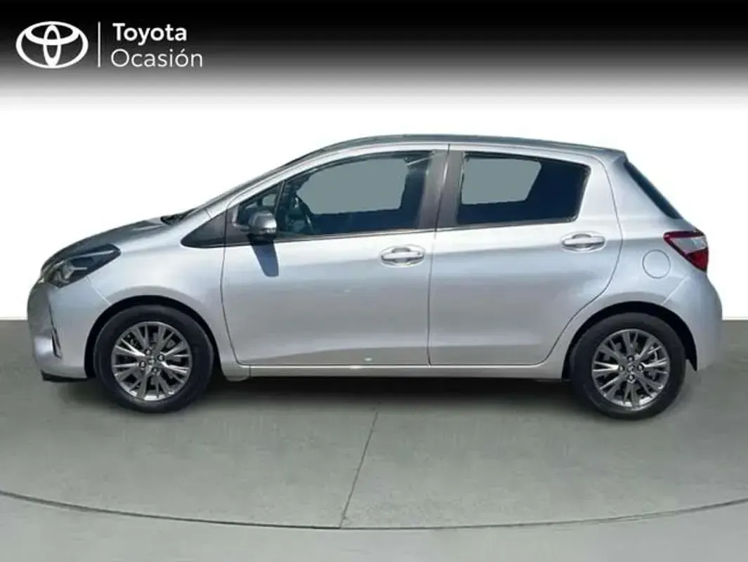 Usado Toyota Yaris Hybrid Active 100 CV (73 kW) 2018 Gris Utilitario
