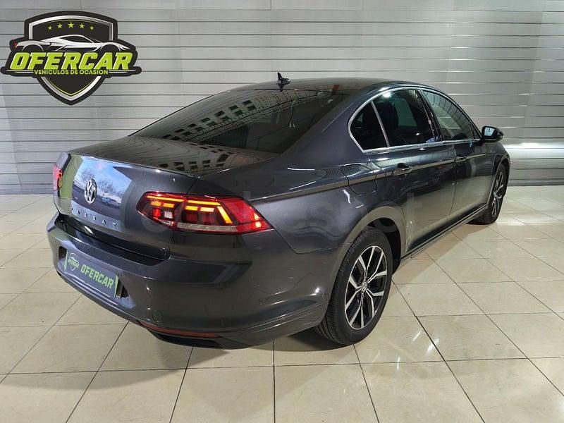 Usado VW Passat Executive 120 CV (88 kW) 2020 Gris / plata Berlina