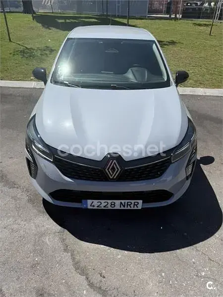 Usado Renault Clio V Evolution 100 CV (73 kW) 2025 Gris / plata Berlina