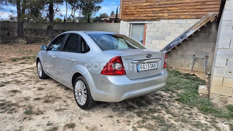 Usado Ford Focus Trend 136 CV (100 kW) 2009 Gris / plata Berlina