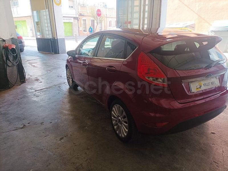 Usado Ford Fiesta Trend 96 CV (70 kW) 2009 Rojo Utilitario