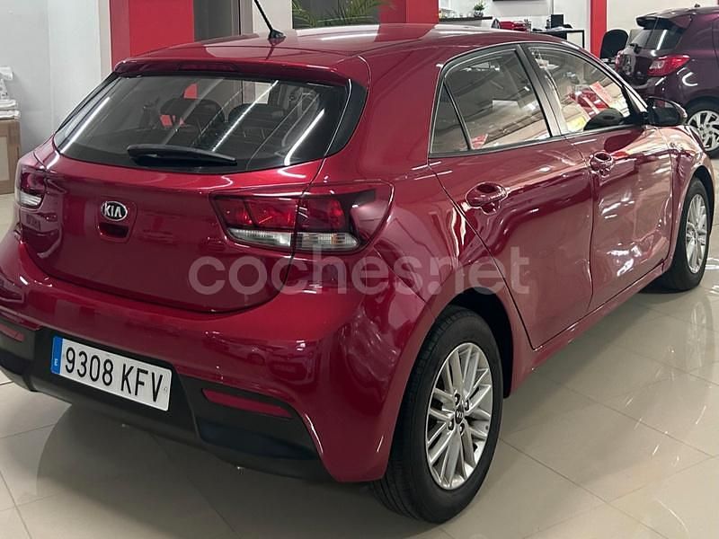 Usado Kia Rio 84 CV (61 kW) 2017 Rojo Berlina
