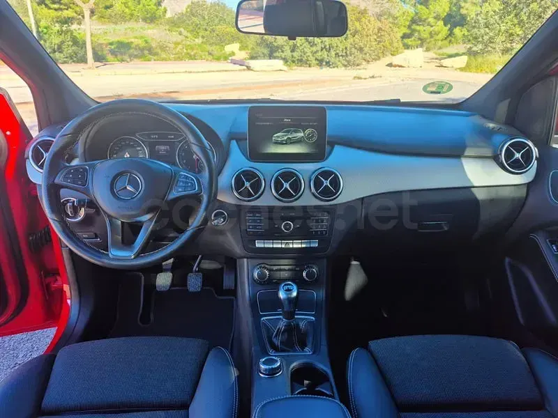 Usado Mercedes B180 122 CV (89 kW) 2018 Rojo Monovolumen