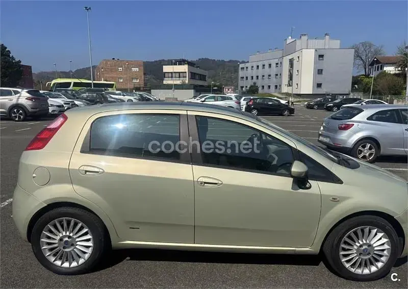 Usado Fiat Grande Punto Emotion 120 CV (88 kW) 2006 Verde Utilitario