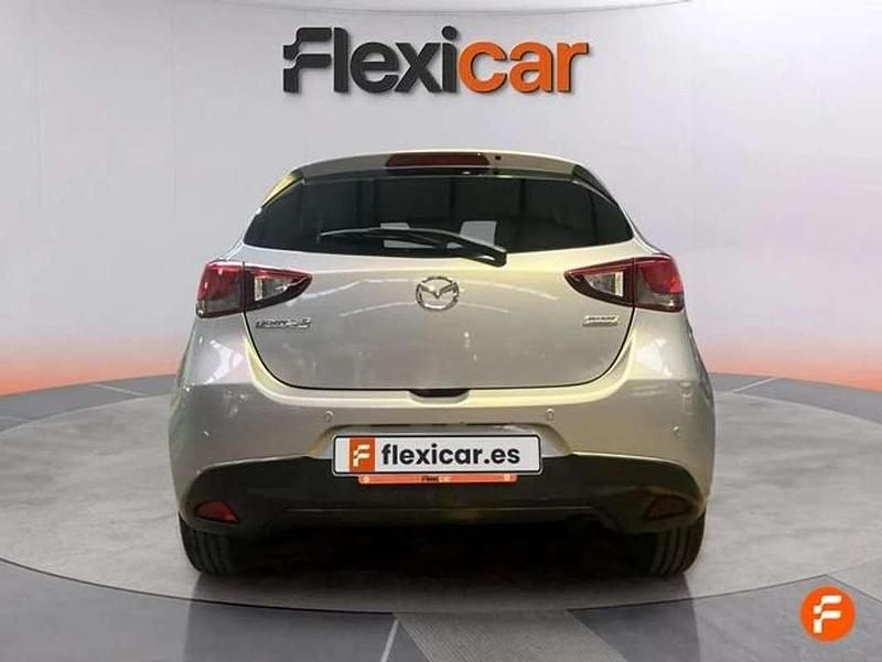 Usado Mazda 2 Luxury 90 CV (66 kW) 2017 Gris Utilitario
