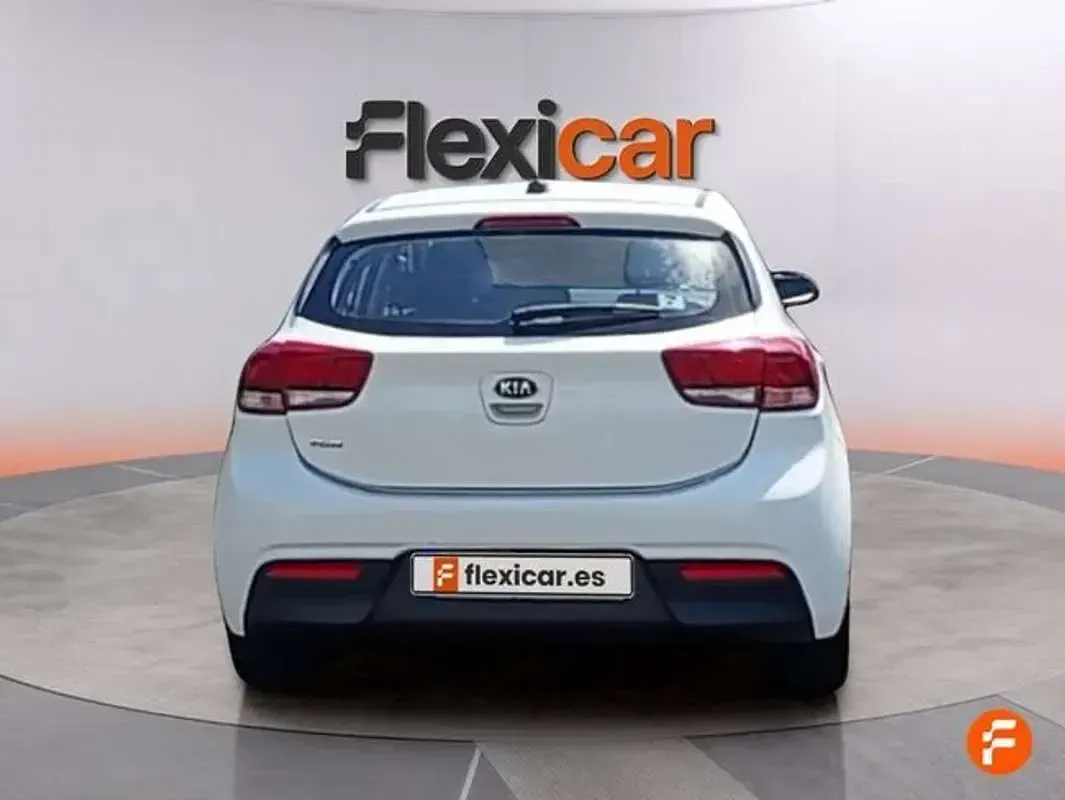 Usado Kia Rio 84 CV (61 kW) 2021 Blanco Utilitario