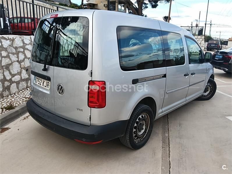 Usado VW Caddy Maxi Trendline 102 CV (75 kW) 2018 Gris / plata Monovolumen