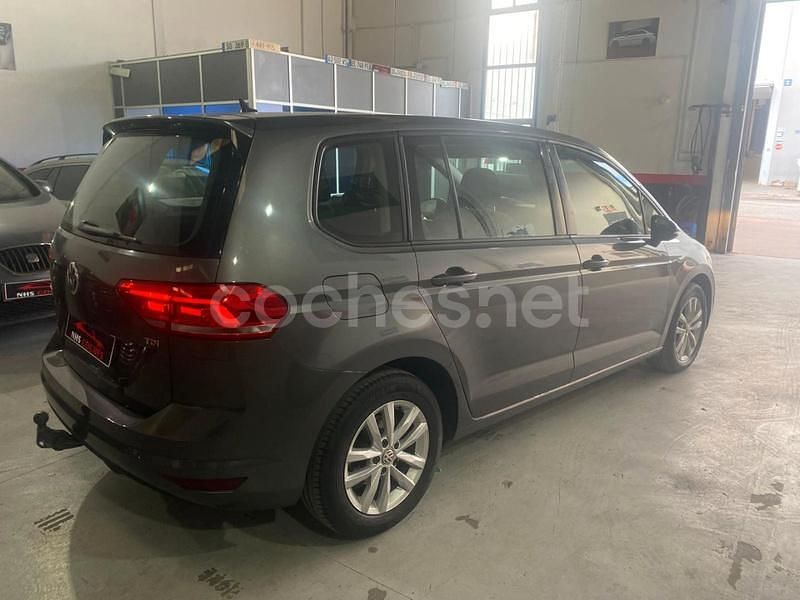 Usado VW Touran Advance 115 CV (84 kW) 2017 Gris / plata Monovolumen