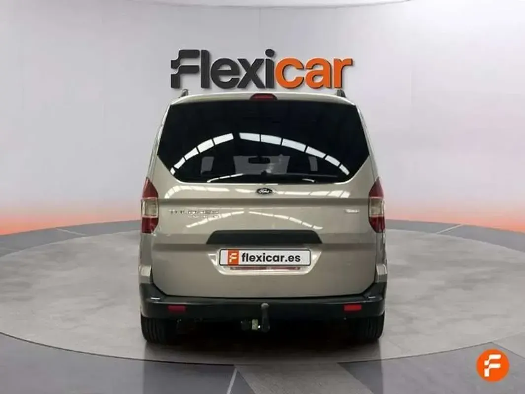 Usado Ford Tourneo Courier Trend 102 CV (75 kW) 2018 Amarillo Monovolumen