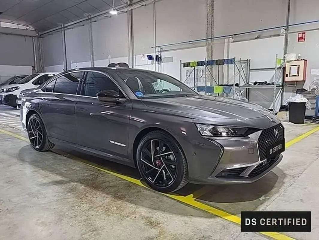 Usado DS Automobiles DS9 Performance Line Plus 250 CV (183 kW) 2024 Gris Berlina