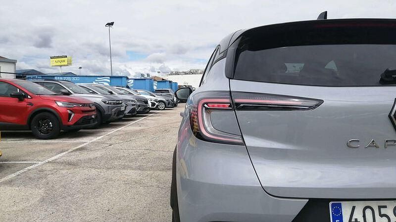 Usado Renault Captur Techno 145 CV (106 kW) 2025 Gris SUV