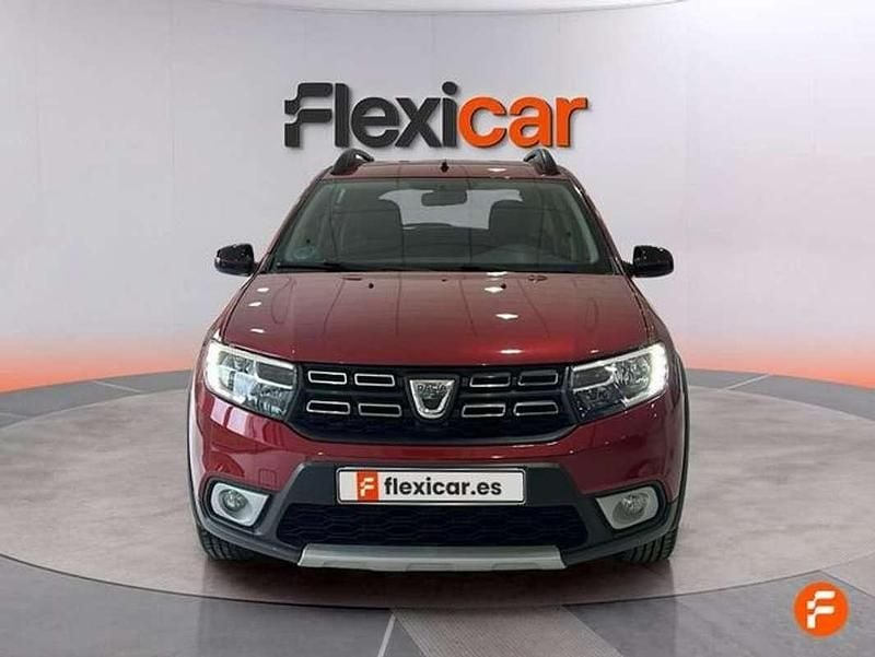 Usado Dacia Sandero Comfort 90 CV (66 kW) 2019 Rojo Utilitario