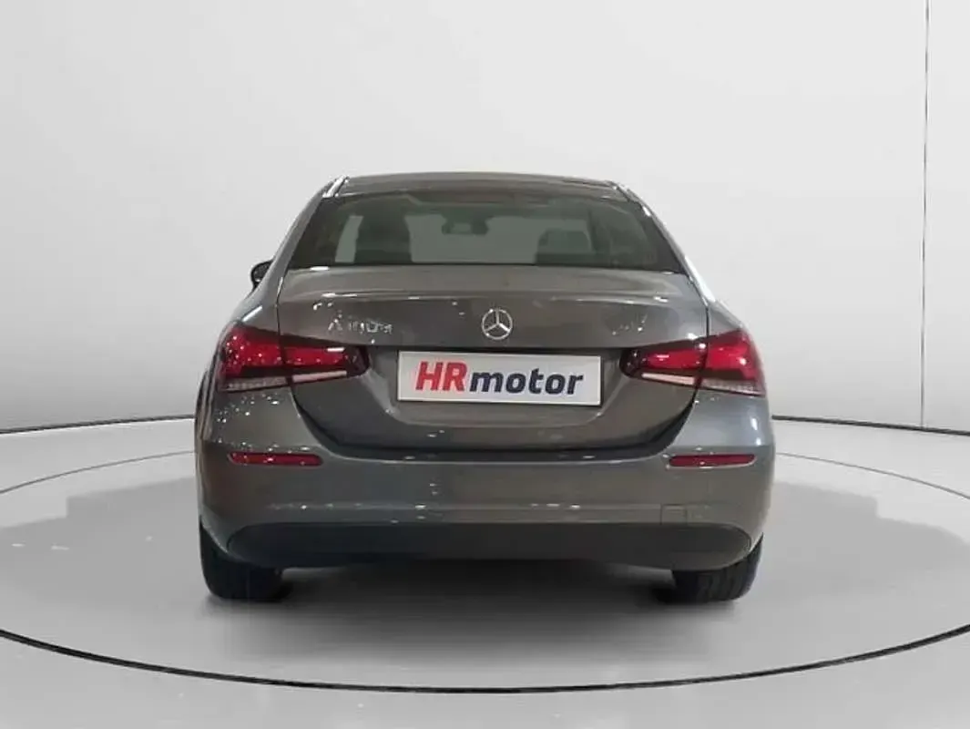Usado Mercedes A180 117 CV (86 kW) 2022 Gris Berlina