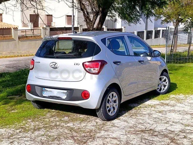Usado Hyundai i10 67 CV (49 kW) 2020 Gris / plata Utilitario