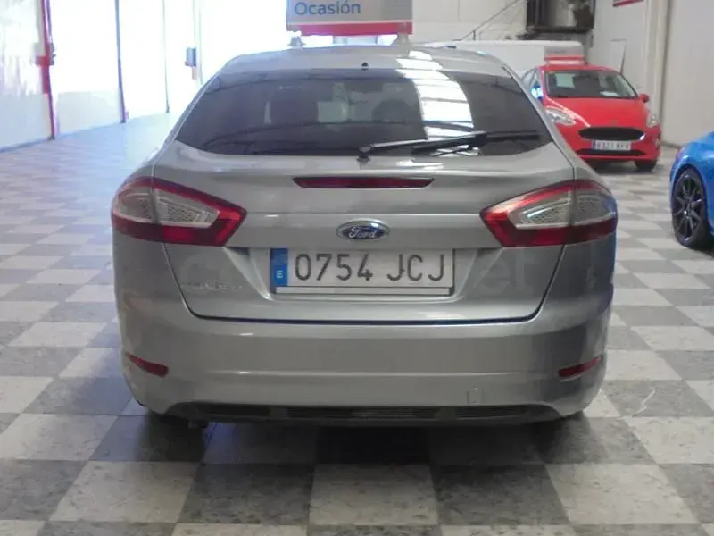 Usado Ford Mondeo Titanium 140 CV (102 kW) 2015 Gris / plata Berlina