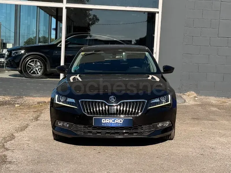 Usado Skoda Superb Ambition 150 CV (110 kW) 2017 Negro Berlina