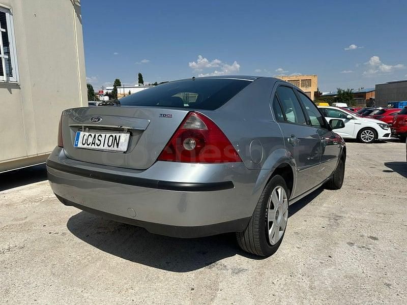 Usado Ford Mondeo Ambiente 115 CV (84 kW) 2005 Gris / plata Berlina