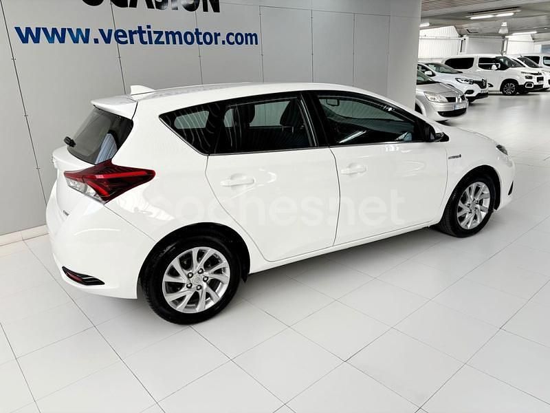 Usado Toyota Auris Hybrid Active 136 CV (100 kW) 2018 Blanco Berlina