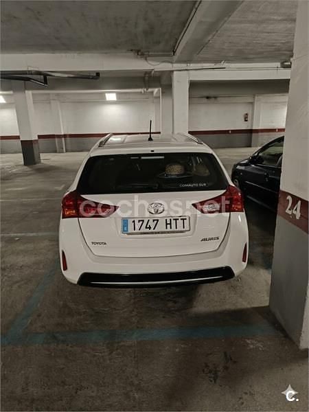 Używany Toyota Auris Active 90 KM (66 kW) 2013 Biały Sedan/Limuzyna