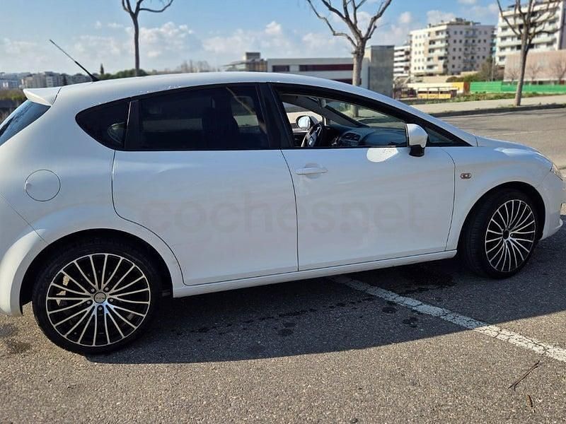 Usado Seat Leon Style 105 CV (77 kW) 2010 Blanco Utilitario