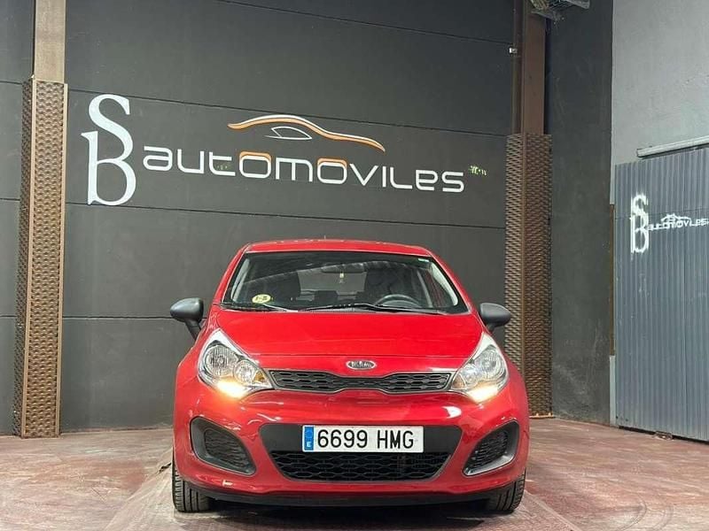 Usado Kia Rio 75 CV (55 kW) 2012 Rojo Berlina