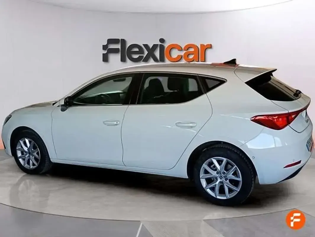 Usado Seat Leon Style 116 CV (85 kW) 2025 Blanco Familiar