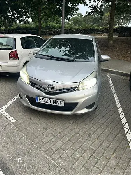 Usado Toyota Yaris Active 69 CV (50 kW) 2013 Gris / plata Utilitario