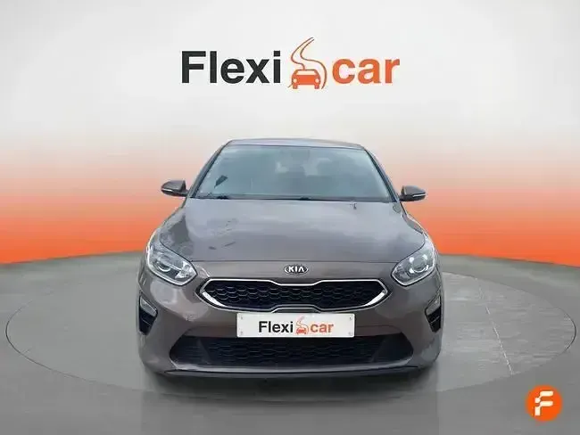 Usado Kia Ceed 140 CV (102 kW) 2019 Marrón Utilitario