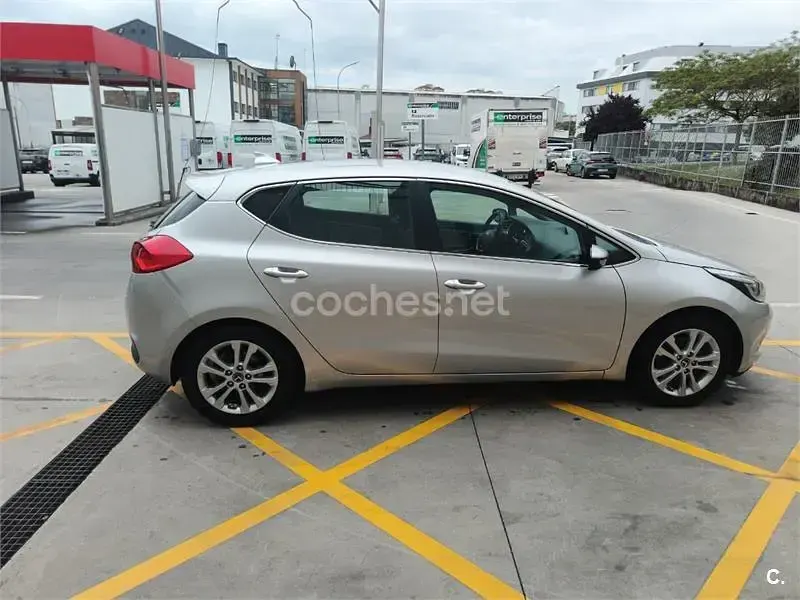 Usado Kia Ceed 100 CV (73 kW) 2015 Gris / plata Utilitario