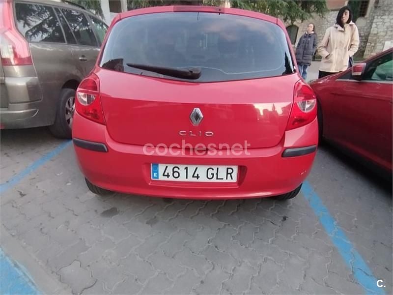 Usado Renault Clio II Authentique 75 CV (55 kW) 2009 Rojo Berlina