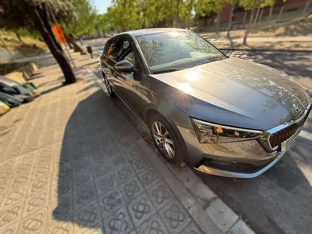 Usado Skoda Scala Style 116 CV (85 kW) 2023 Gris Utilitario