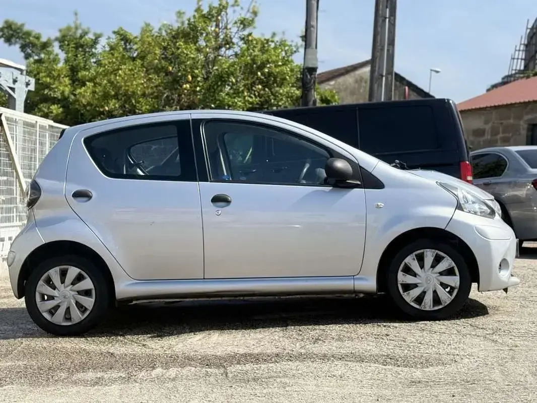 Usado Toyota Aygo Live 68 CV (50 kW) 2014 Gris Utilitario