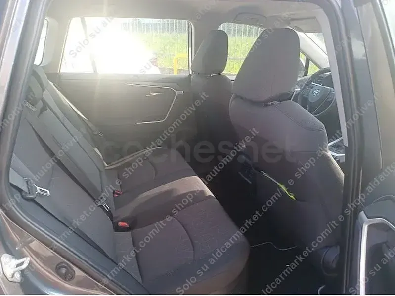 Usado Toyota RAV4 Hybrid Business Edition 218 CV (160 kW) 2022 Gris / plata SUV