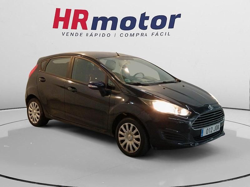 Usado Ford Fiesta Trend 82 CV (60 kW) 2012 Gris Utilitario