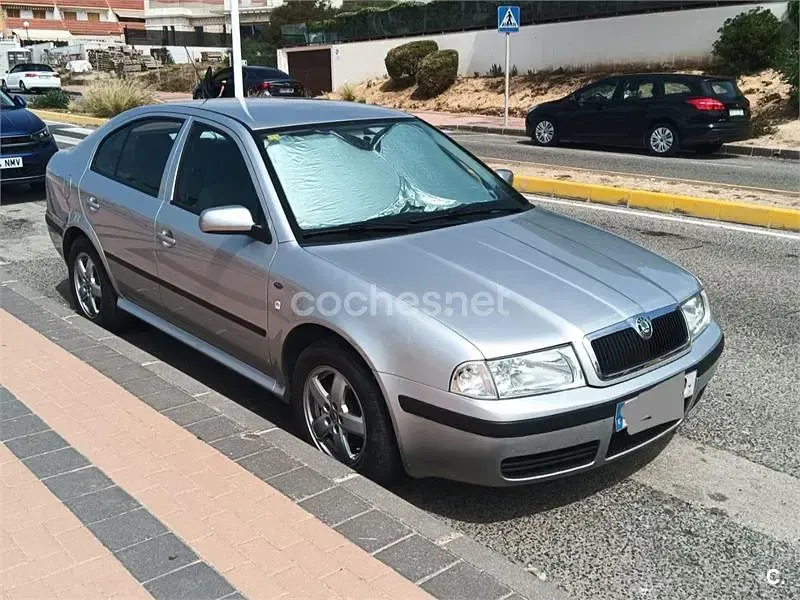 Usado Skoda Octavia Ambiente 90 CV (66 kW) 2004 Gris / plata Berlina