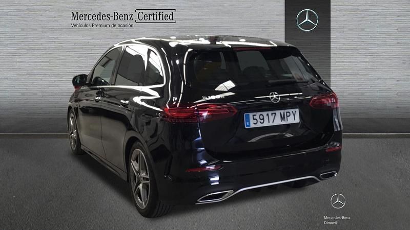 Usado Mercedes B180 AMG line 116 CV (85 kW) 2024 Negro cosmos Monovolumen