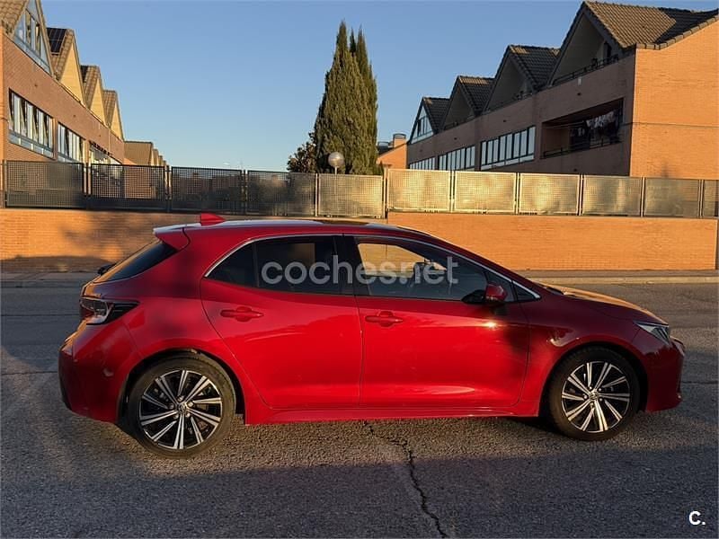 Usado Toyota Corolla Style 122 CV (89 kW) 2022 Rojo Berlina