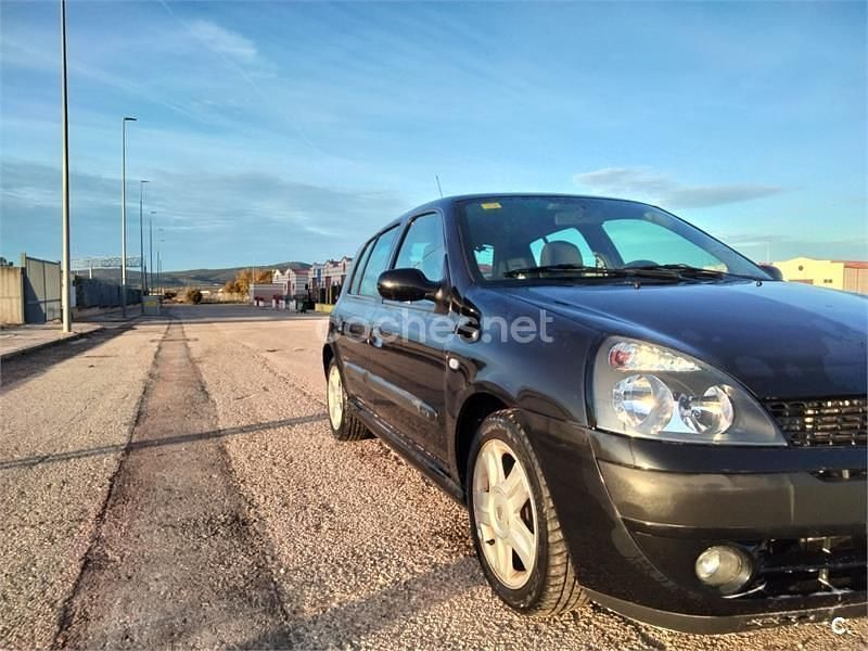 Usado Renault Clio II Privilege 80 CV (58 kW) 2005 Negro Berlina