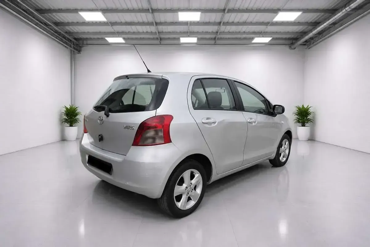 Usado Toyota Yaris Luna 87 CV (63 kW) 2007 Plateado Utilitario