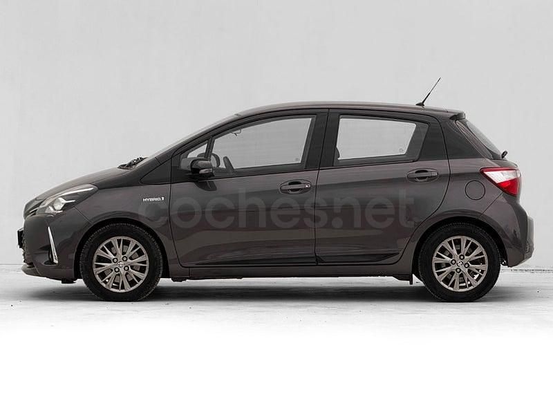 Usado Toyota Yaris Hybrid 100 CV (73 kW) 2017 Gris / plata Berlina