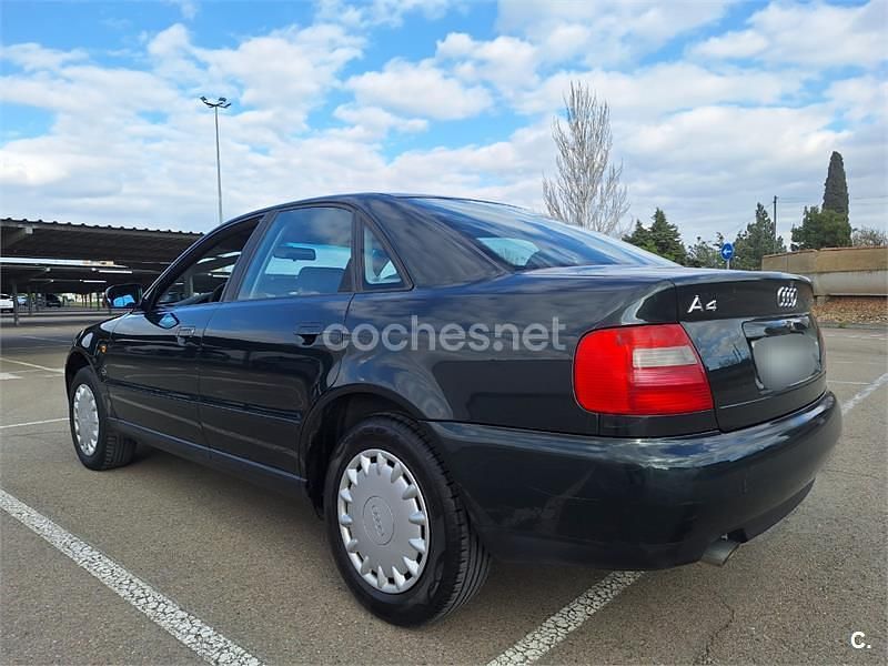 Usado Audi A4 125 HP (91 kW) 1997 Verde Sedan