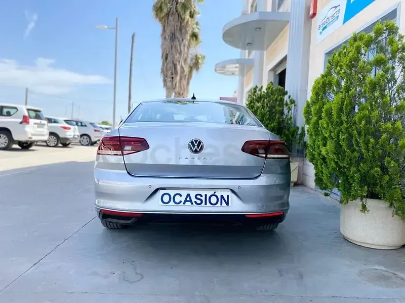 Usado VW Passat Business 122 CV (89 kW) 2022 Gris / plata Familiar