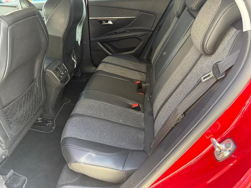 Usado Peugeot 3008 Active 130 CV (95 kW) 2018 Rojo SUV