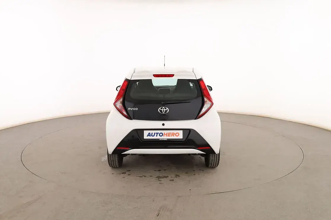 Usado Toyota Aygo Play 72 CV (52 kW) 2021 Blanco Utilitario